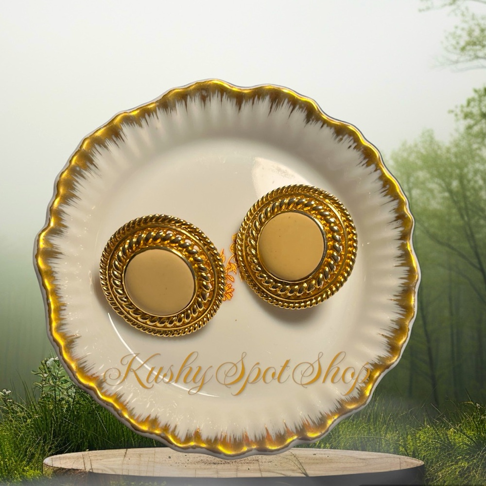 Vintage Unsigned Classy Cream Enamel Minimalist Clip-On Earrings ✨🟠🤍✨ 🟠🤍✨